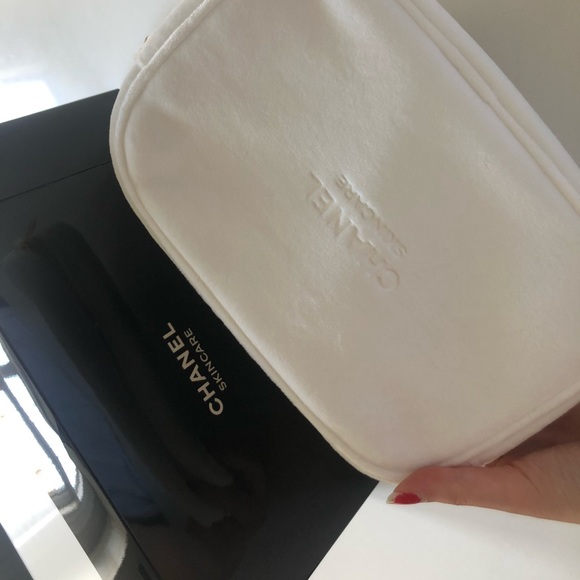 BNWT Chanel velvet cosmetic/skincare pouch - Picture 5 of 6